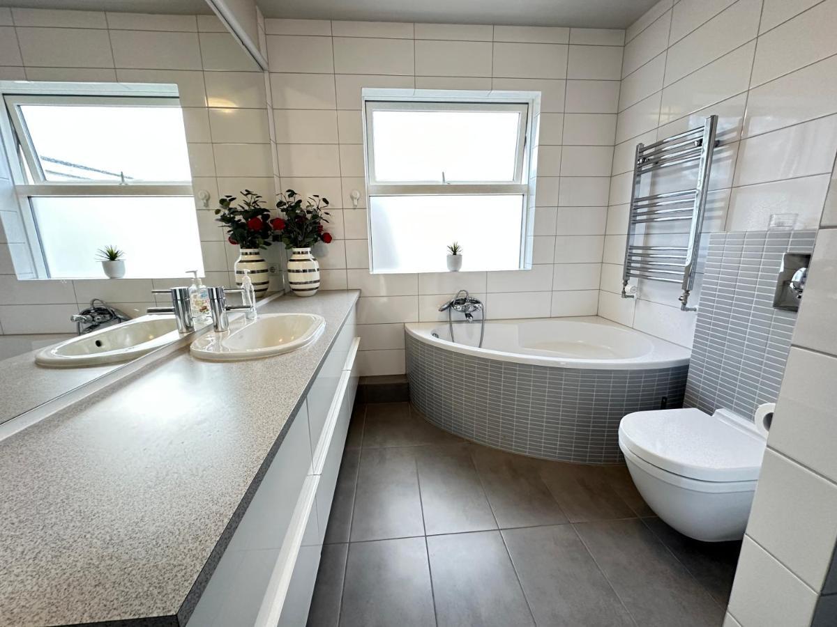 Spacious And Family Friendly Apartment In Kopavogur Reykjavík Zewnętrze zdjęcie